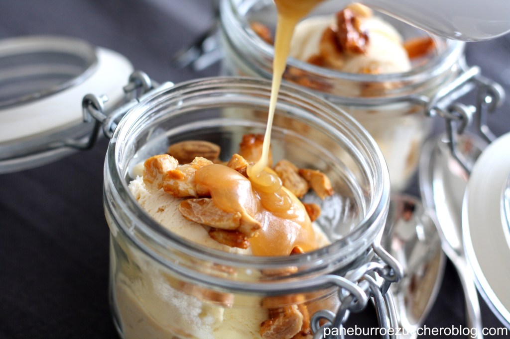 Gelato alla vaniglia con salsa butterscotch salata e mandorle tostate al&nbsp;miele