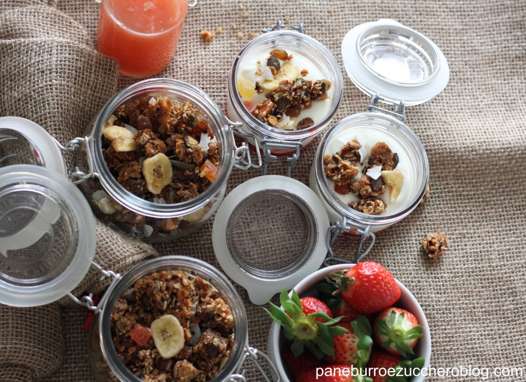 Yogurt con composta di fragole e granola fatta in&nbsp;casa
