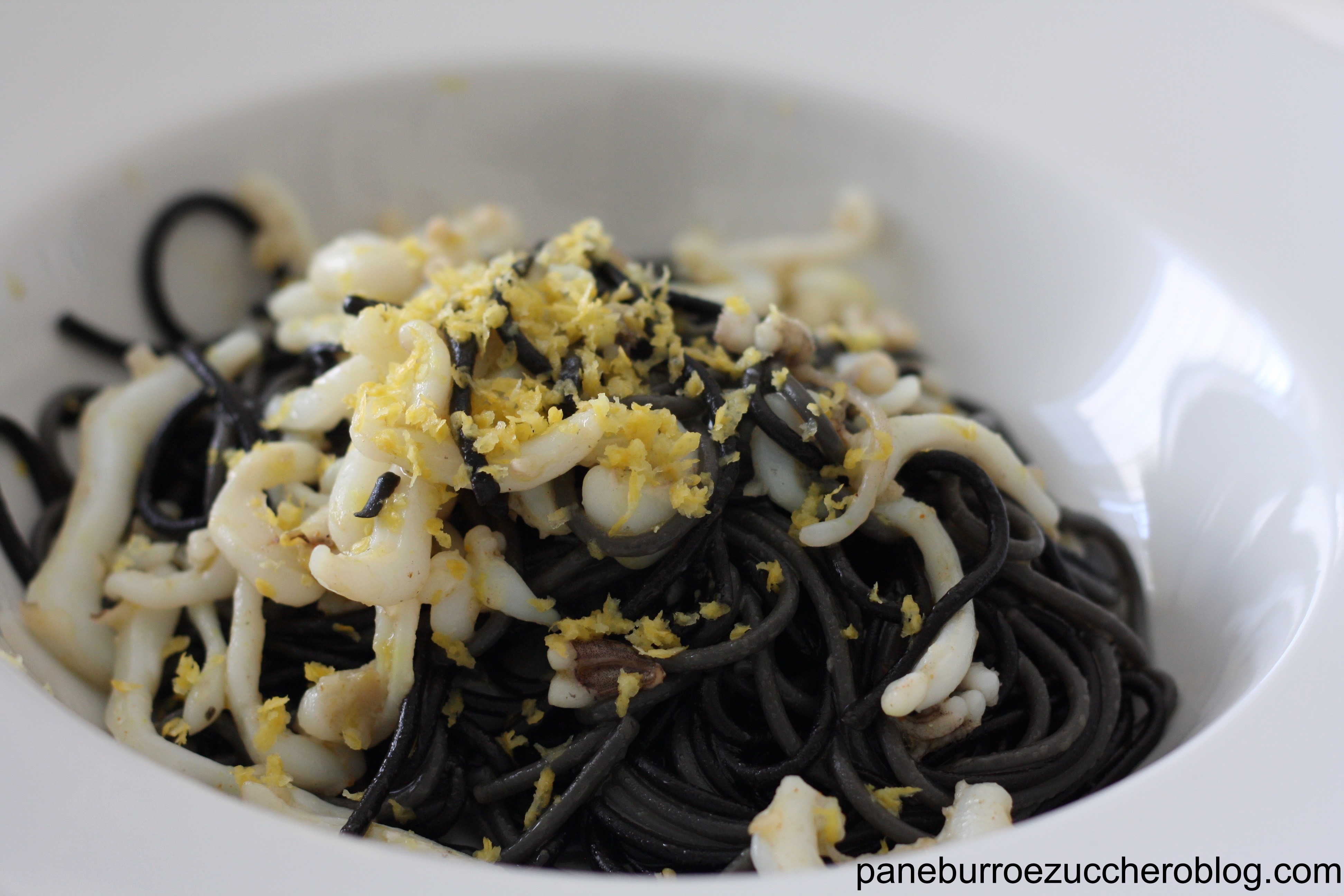 Spaghetti al nero di seppia con seppioline a julienne e scorza di ...