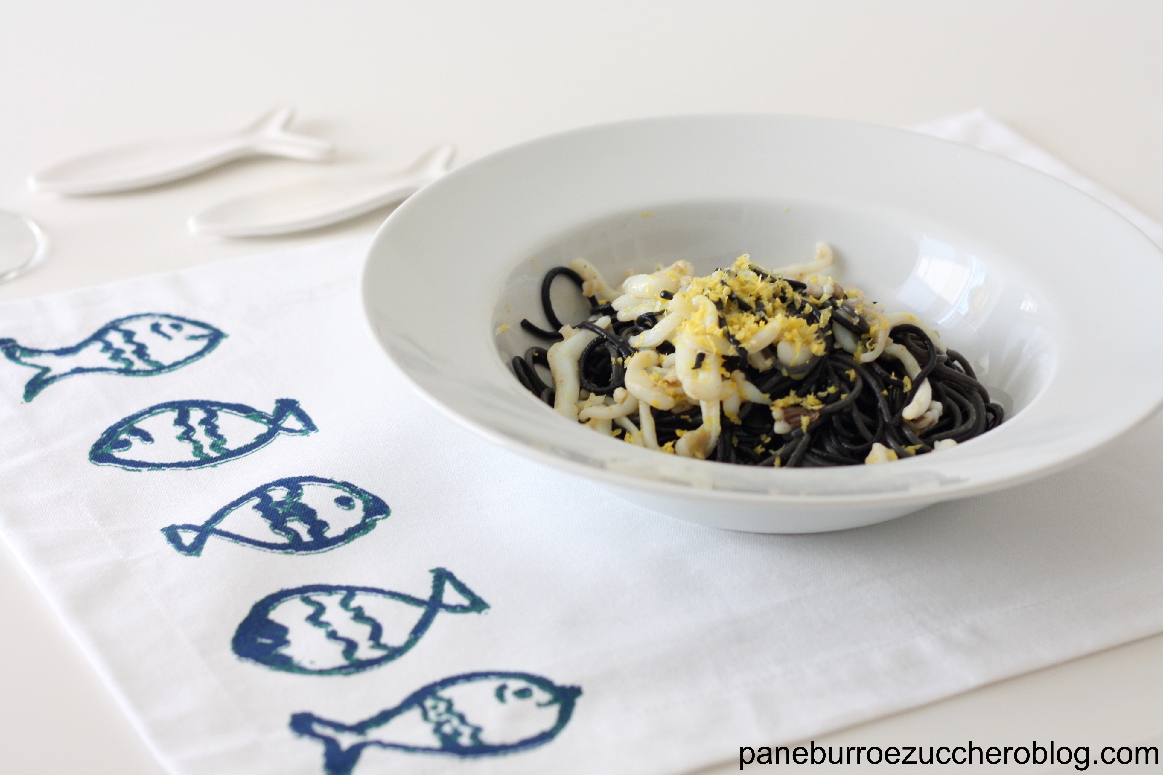 Spaghetti al nero di seppia con seppioline a julienne e scorza di ...