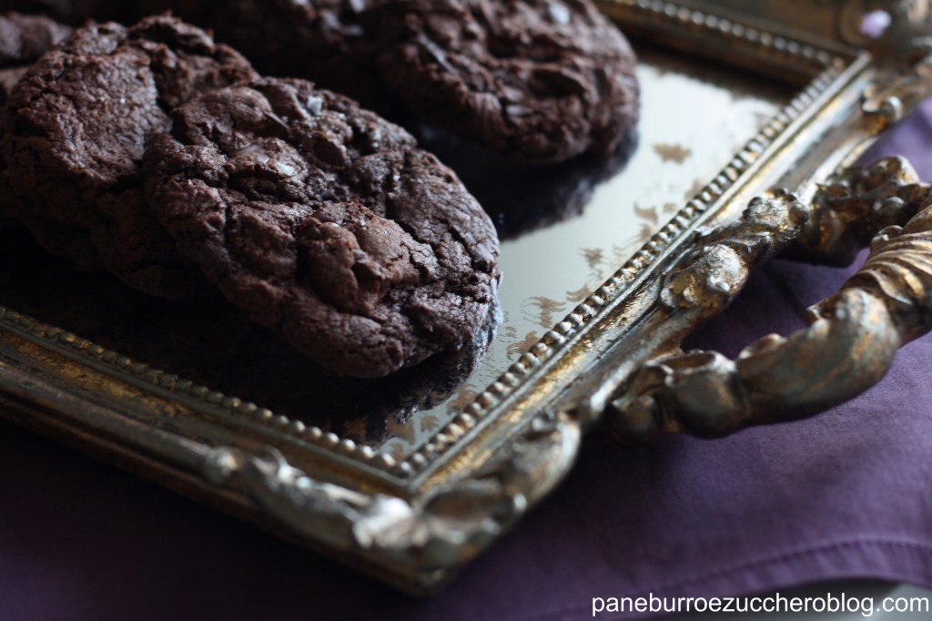 Cookies strepitosi al doppio cioccolato fondente con con un pizzico di fleur de sel….