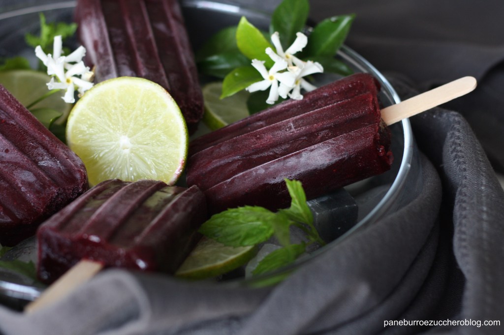 Ghiaccioli alle more e fiori di&nbsp;sambuco