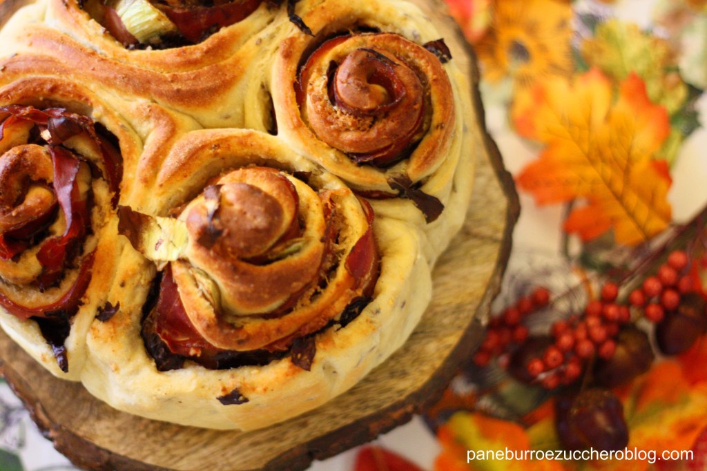 Pan brioche salato farcito con salsa di noci, speck, parmigiano e&nbsp;radicchio