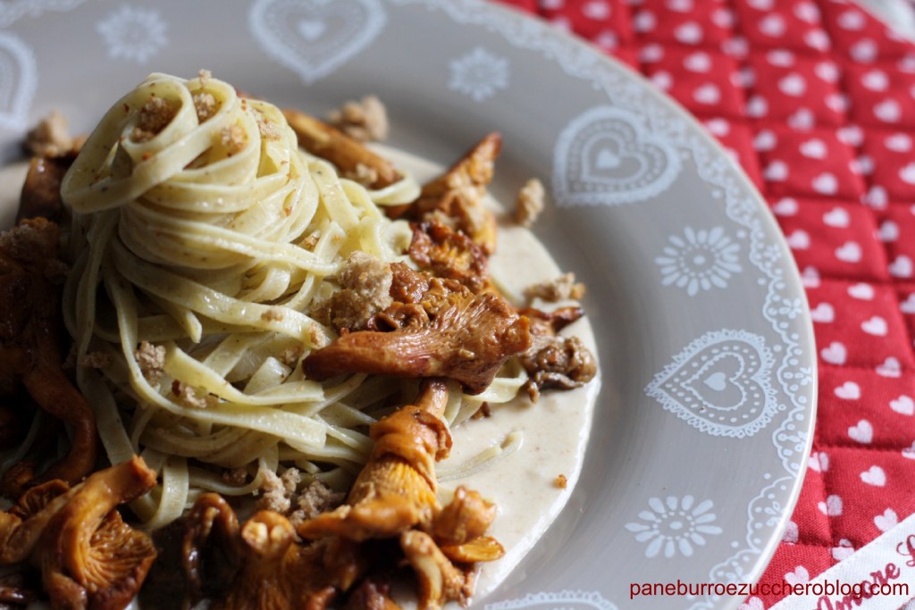 Tagliolini al pino mugo con salsa al pane nero di segale e&nbsp;finferli