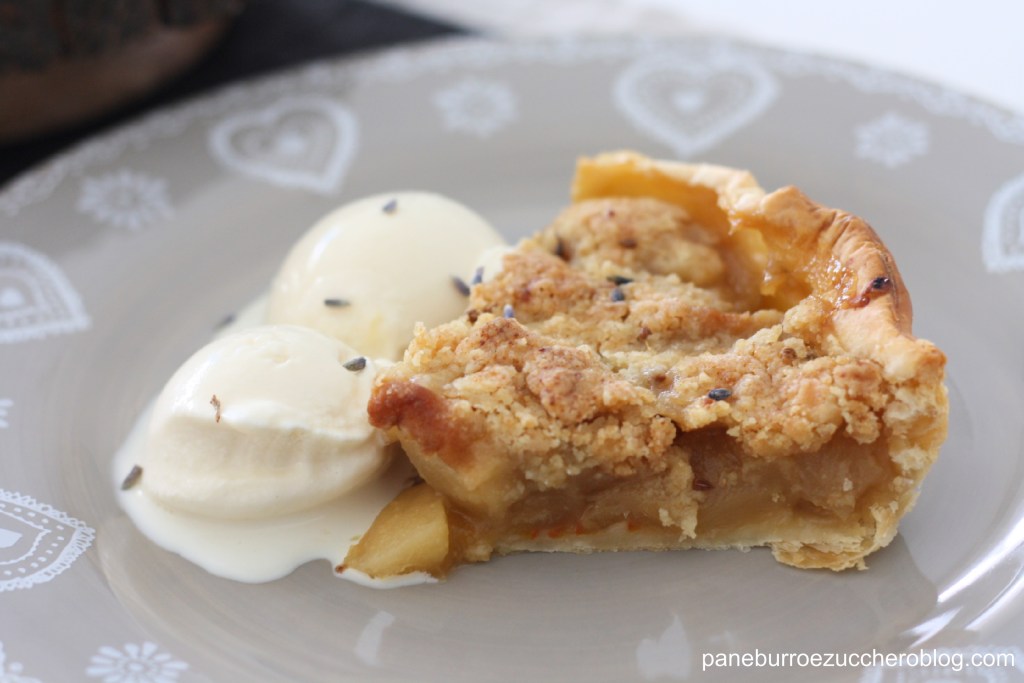 Tarte tatin alle mele con crumble ai semi di anice, gelato alla vaniglia e fiori di&nbsp;lavanda