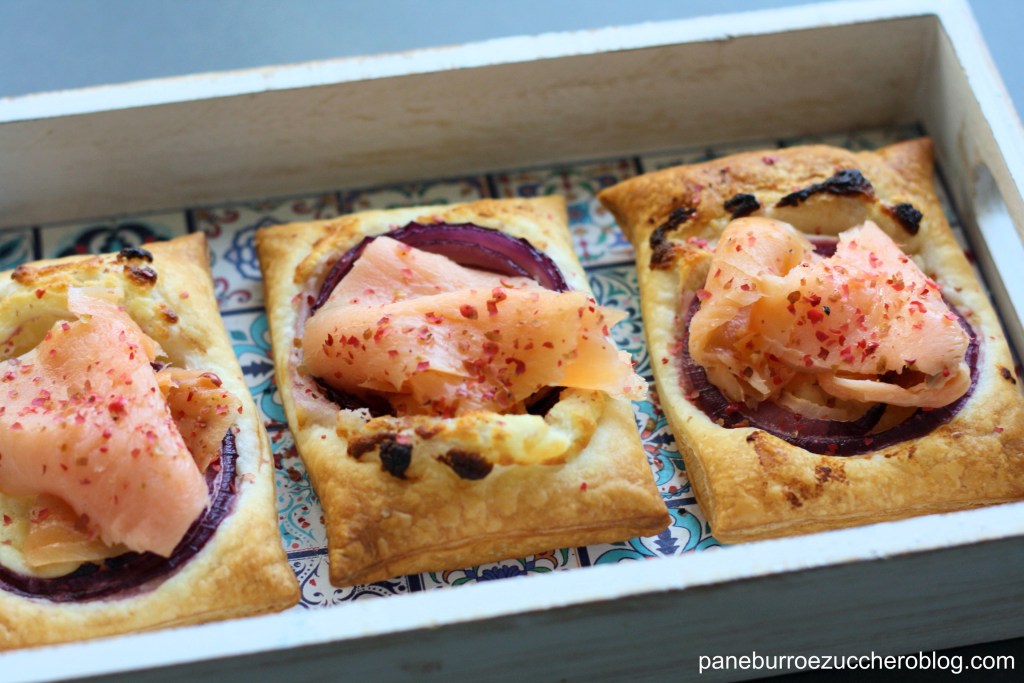 Sogliatine con cipolla rossa, caprino, salmone affumicato e pepe&nbsp;rosa