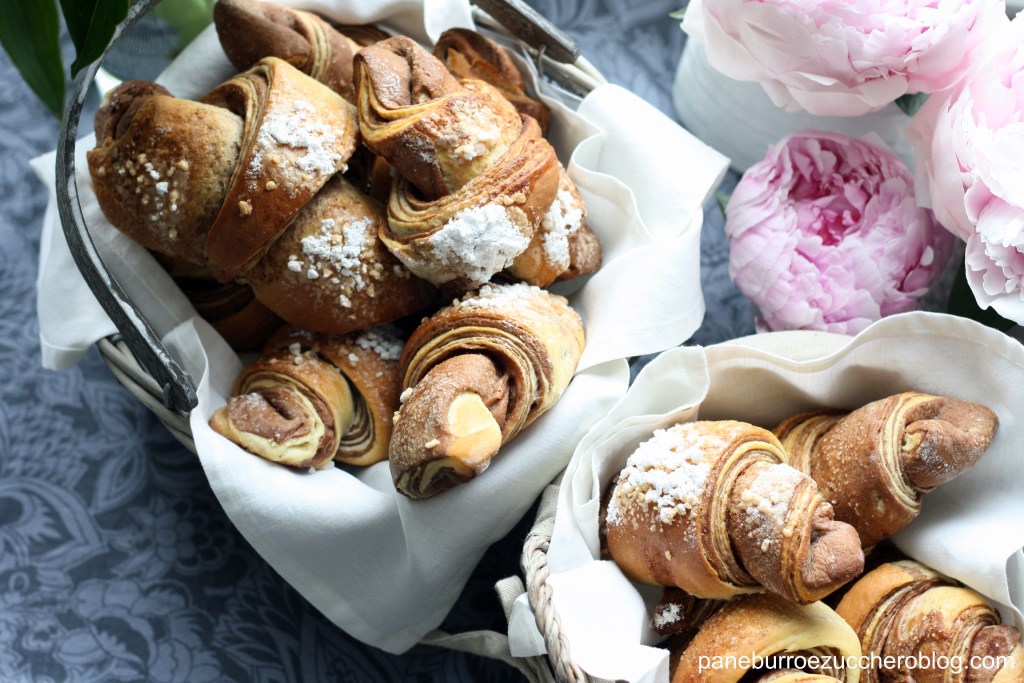 Croissant fatte in casa al cacao e cannella – metodo delle sfogliette&nbsp;–