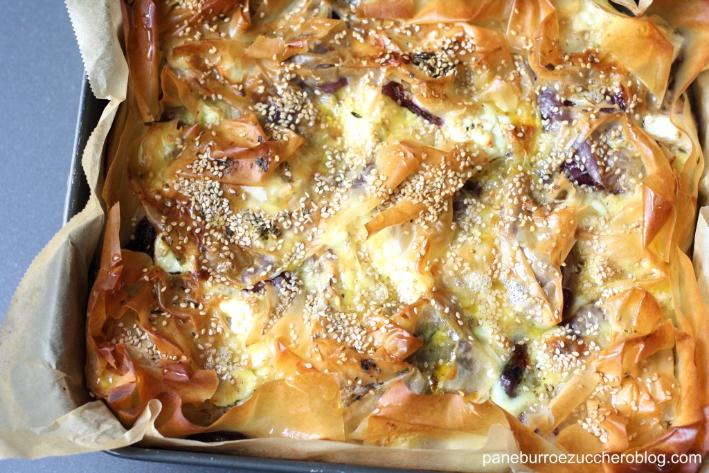 Pie greca di pasta phyllo con feta, cipolle rosse, miele e semi di&nbsp;sesamo!