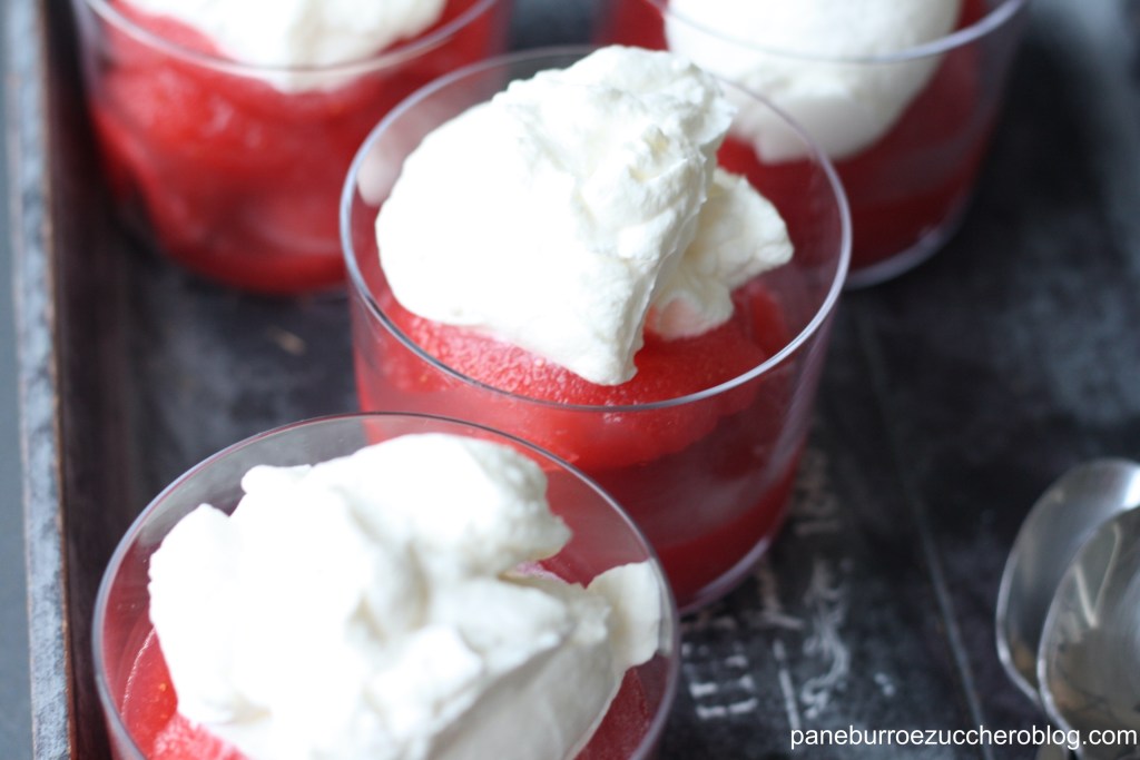 Granita siciliana alle fragole con panna montata