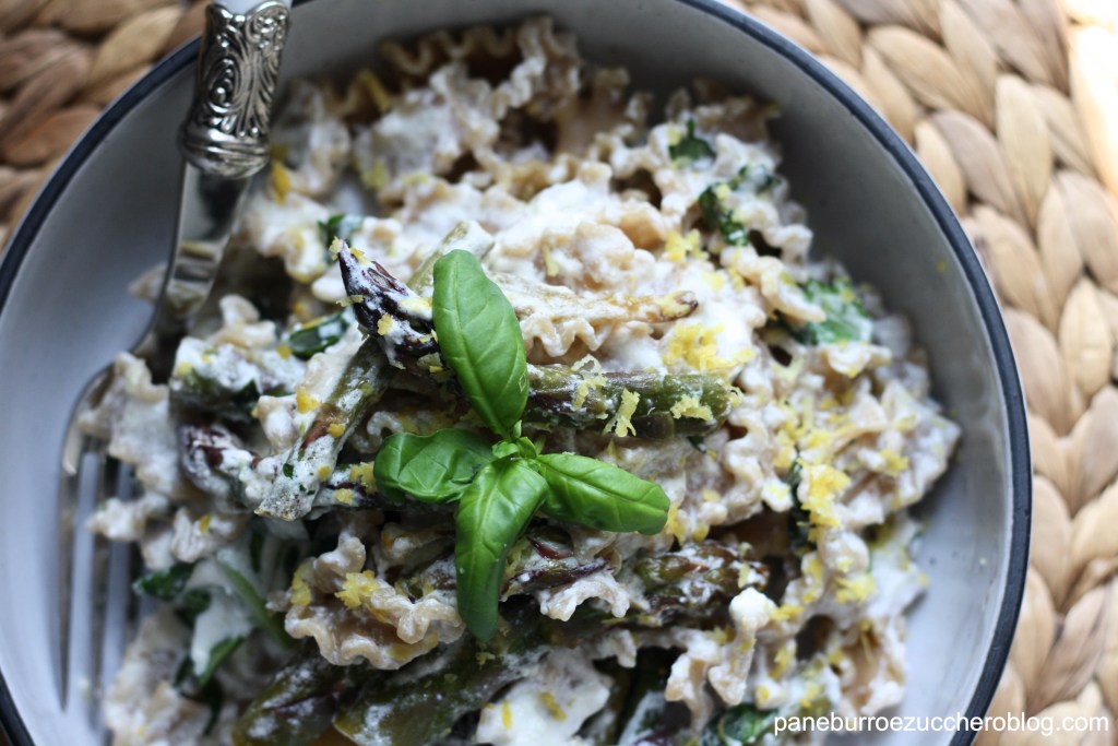 Reginette con asparagi, crema di ricotta, limone e&nbsp;basilico