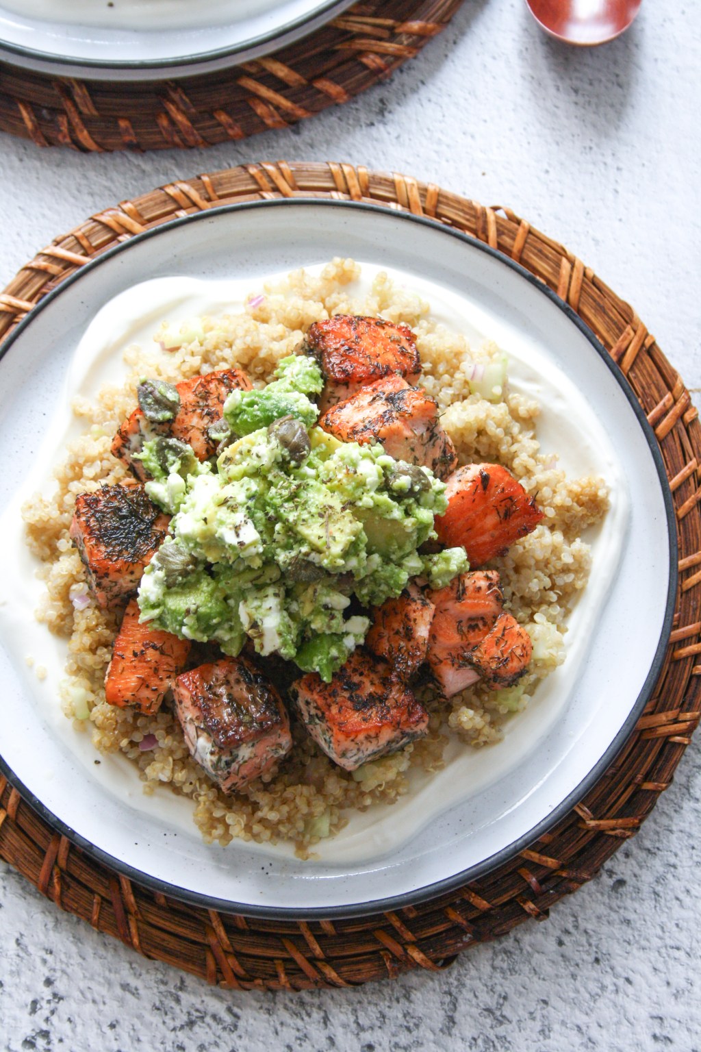 Quinoa con salmone aromatico e avocado