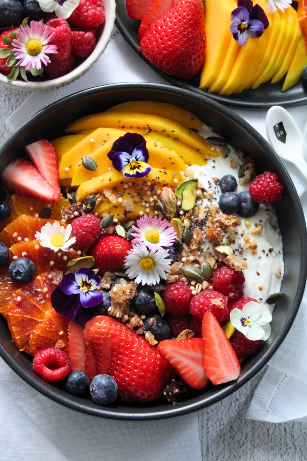 La mia colazione estiva: yogurt, frutta e granola fatta in&nbsp;casa