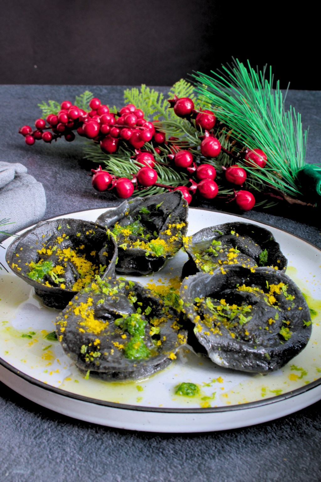 Ravioli al nero di seppia e baccalà mantecato con bottarga e zeste di&nbsp;limone