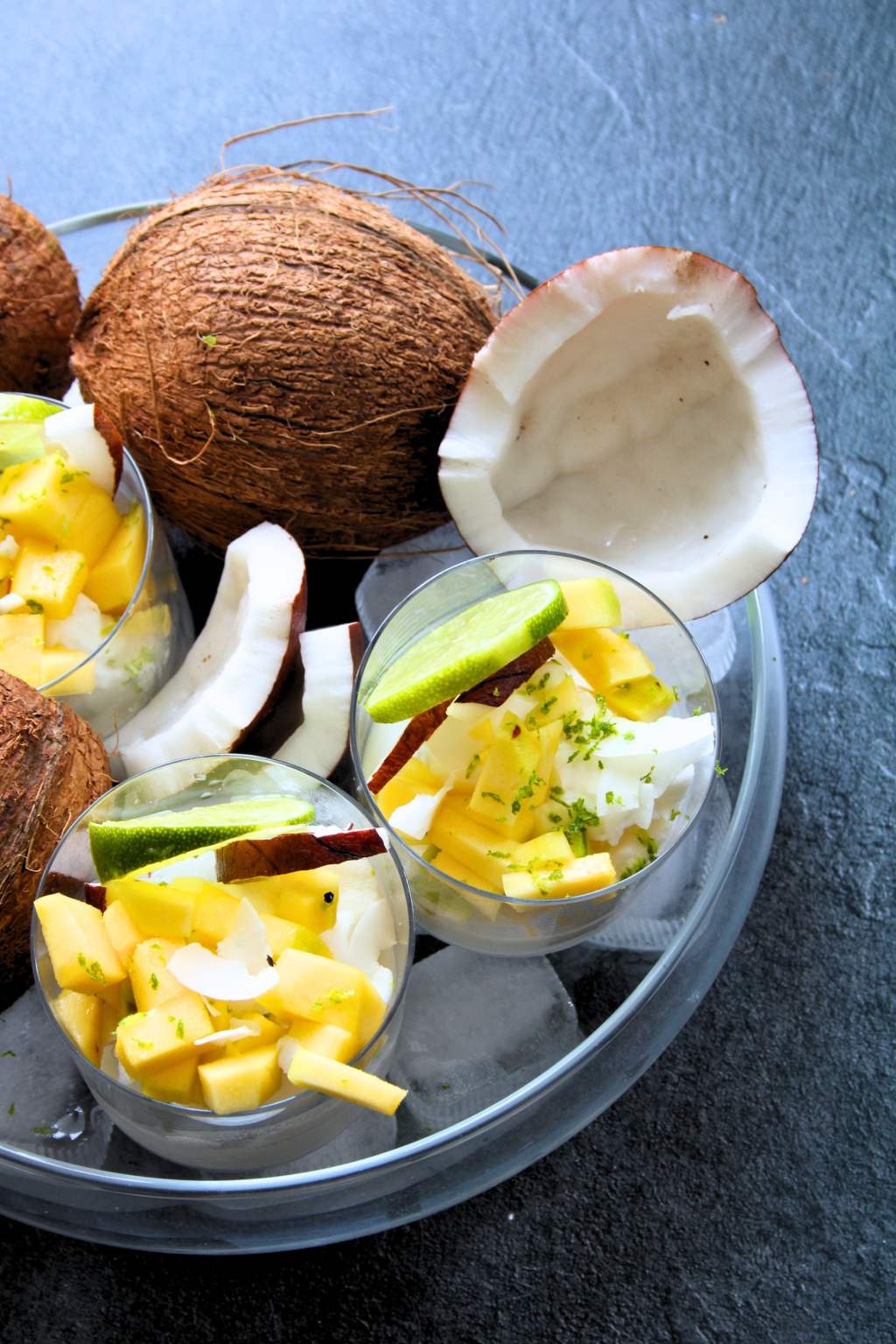 Gelato al latte di cocco con mango fresco e lime